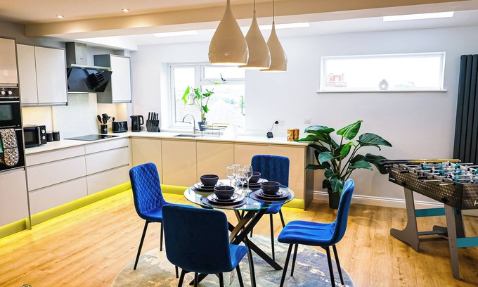 Cribbs Causeway Maison | Luxury 3 Bedroom House with Parking, Perfect for Contractors and Relocations