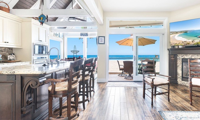 Santa Ana Heights Copropriété | Luxury 3-Story Beachfront Home w/ AC | Panoramic Ocean Views | Directly on the Sand!