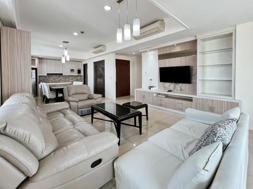 Bangka Appartement | Luxury 3BR Kemang Village Netflix, WiFi, Pool