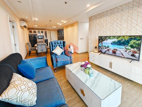 Kelapa Gading Barat Appartement | Luxury 3BR MOI Apt with Pool Wi-Fi Netflix by 2ndHome