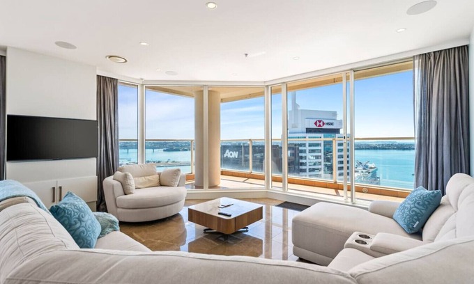 Auckland Central Business District Appartement | Luxury 3BR Quay West w/ Views + Parking