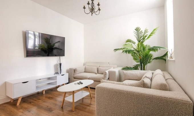 Woolwich Maison | Luxury 3BR | Sleeps 8 | Pool Table + PS5 | Near O2