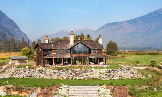 Pemberton Meadows Maison | Luxury 4-bed house on 135 acre farm in stunning Pemberton Meadows
