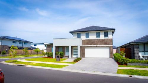 Gledswood Hills Maison | Luxury 4 Bedroom Home - Sleeps 10 Guests