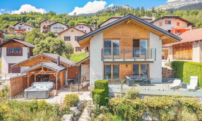 Randogne Chalet De Ski | Luxury 4-Bedroom Chalet with Hot Tub & Game Room in Crans-Montana