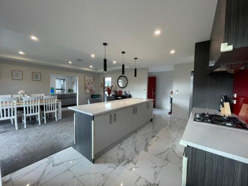 Lincoln Maison | Luxury 4 Bedroom Family Retreat