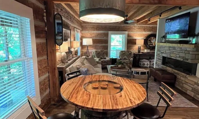 Waddy Cabine | Luxury 4 bedroom Log Cabin on 32 acres only 10 minutes from Frankfort, KY