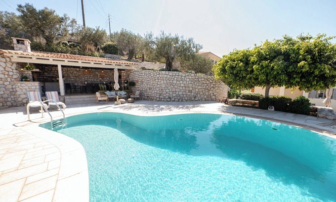 Galatas Villa | Nouveau luxe villa de 4 chambres avec piscine offrant une fantastique vue sur la mer