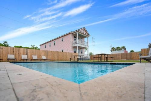 Dillard Maison | Luxury 4BD with Pool and off street parking