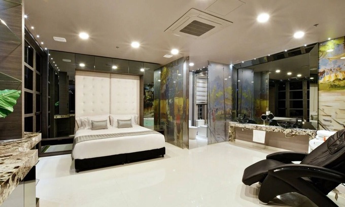 Popular Appartement | Luxury 2BR Glass Penthouse right in Lleras Park