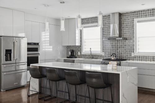 Fort Dupont Maison | Luxury 4BR home 7 mins to US Capital, Rooftop deck, in Washington Free Parking
