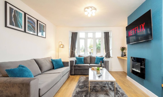 Barnt Green Maison | Luxury 5 Bed House With Parking & Garden In The Heart of Shirley Solihull