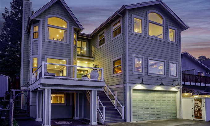 Crockett Maison | LUXURY 5 BEDROOM HOME WITH VIEWS OF THE BAY - SLEEPS 13