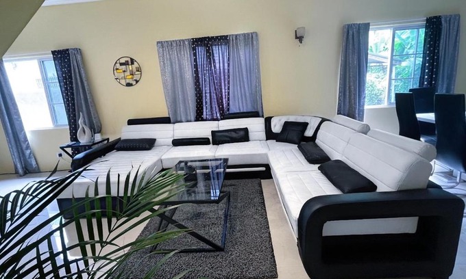 Port Antonio Maison | Luxury 5 bedroom house W private parking & patio