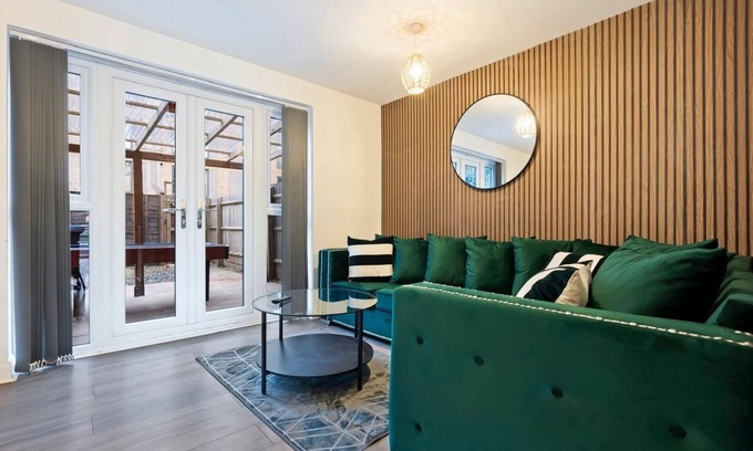 Birmingham City Centre Maison | Luxury 5 bedroom Townhouse with pool table and FREE Parking