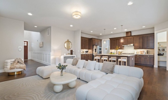 Bethany Maison | Luxury 5BD 4BT Home, 15min to DT Portland, Game Room, NatureTrails, Free Parking