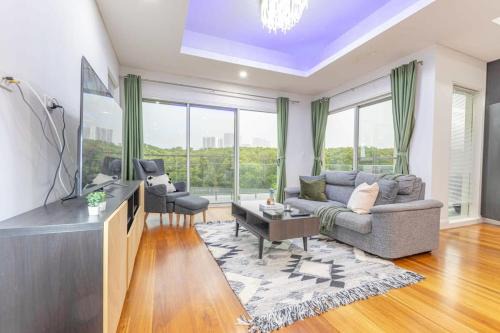 Melrose Park Maison | Luxury 5BD house w water view in Melrose Park