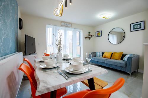 Wigan Maison | Luxury 5BDR with City Access, Free Parking and Wi-Fi