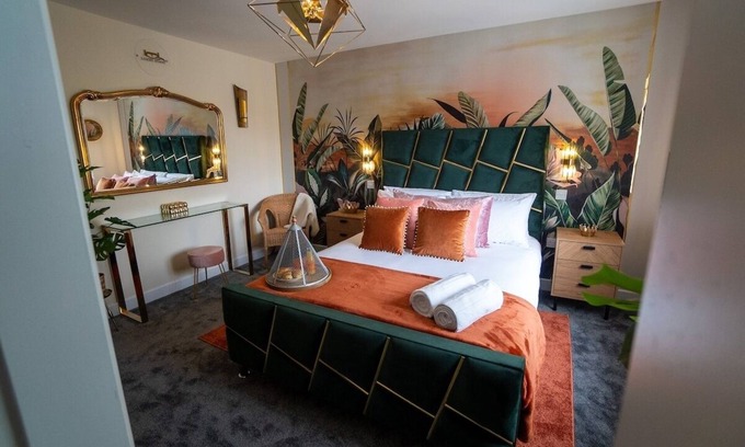 West Bromwich Maison | Luxury 5BR Home | Hot Tub | EV-Friendly Stay