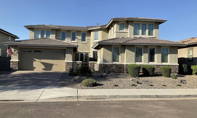 Palm Valley Maison | Luxury 6 Bedroom - heated pool & spa- close to stadium, golf, & more!