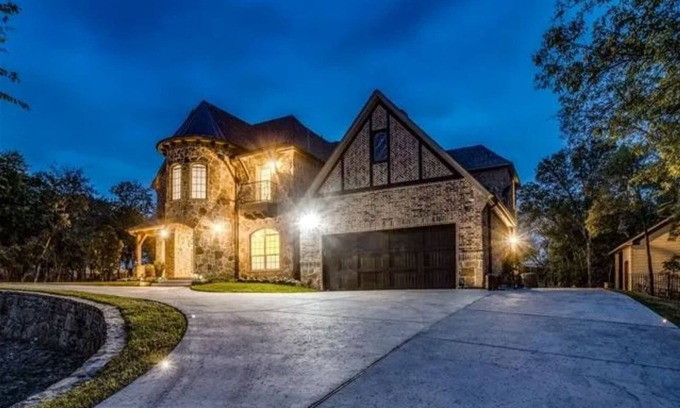 Little Elm Maison | Luxury 6 BR, 5.5 baths with fabulous outdoor kitchen and pool! Sleeps 14