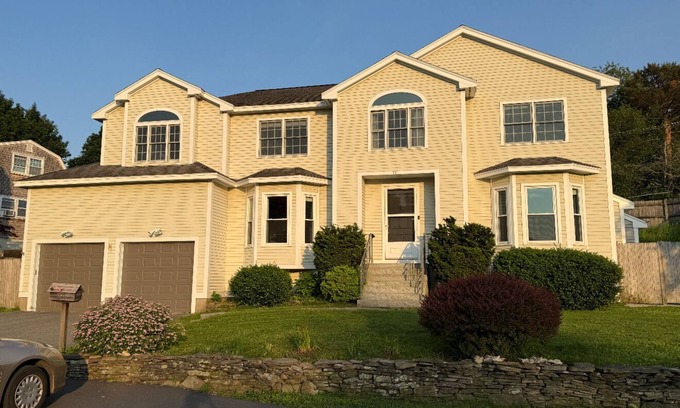 Marblehead Maison | Luxury 6 BR·7 Beds·3.5 BA house in charming Marblehead & walkable to the ocean