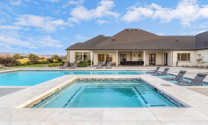 Walla Walla Maison | Luxury 6BR 5BA Walla Walla Estate | Heated Pool, Jacuzzi, Sauna & Theater