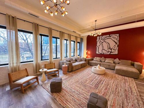 Near South Side Appartement | Luxury 6BR Suite with Pool Table Sleeps 12 Perfect for Group Stay Near McCormick Place, Grant Park and Soldier Field