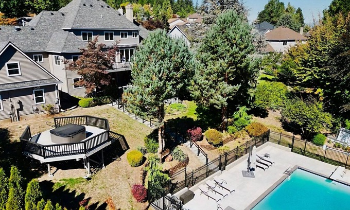 Gresham Villa | Luxury 7-Bedroom Villa with Pool, Hot Tub, Sauna, Gym, Pool Table