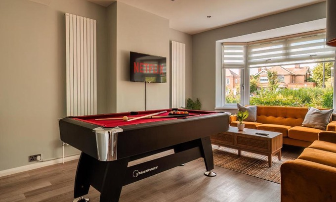 Enfield Lock Maison | Luxury Affordable Business Stay With Pool Table