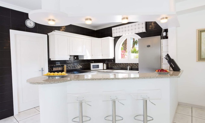 La Sabatera Villa | Luxury Air conditioned Villa with 3 bedroom suites