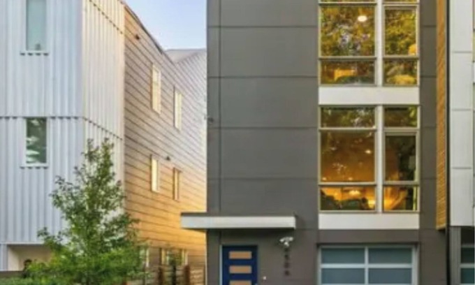 Alki Maison | Luxury Alki Beach Townhome w/ Large Private Rooftop & Amazing Views!