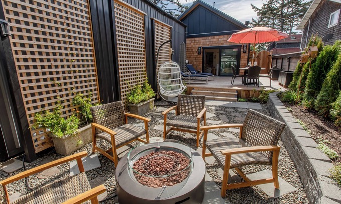 Downtown Cannon Beach Cottage | Luxury amenities, 2BR with ensuites, 3 min walk to beach, fire pit, 2 fireplaces, designer decor