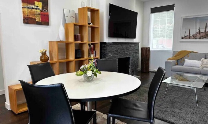 Kew Appartement | Luxury and grandeur with relaxing private courtyard