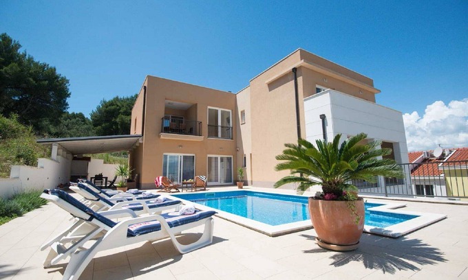 Slatine Villa | Villa de luxe et moderne avec piscine