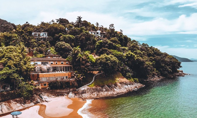 Praia Vermelha Maison | Luxury and secrecy mansion on a private beach.