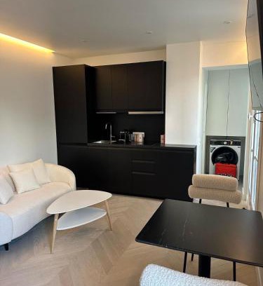 La Celle-sous-Gouzon Appartement | Luxury Apartment Champ de Mars Eiffel Tower