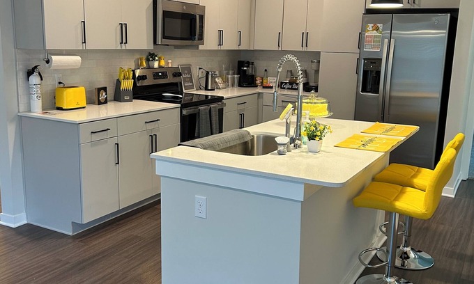 Plainfield Appartement | Luxury Apartment with Garage and Washer/Dryer