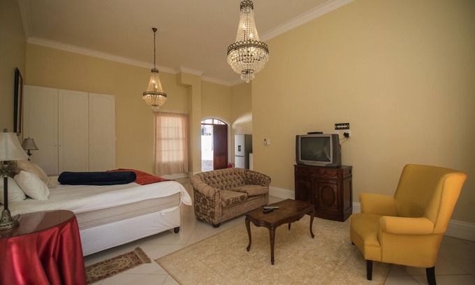 Groenkloof Appartement | Luxury Apartments In Secured Boomed area - Waterkloof. 900m from Brooklyn Mall!