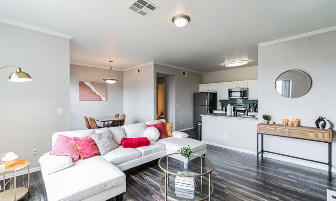 Briargate Appartement | Luxury Apt, Gym, Pool, Attached Garage, Spacious