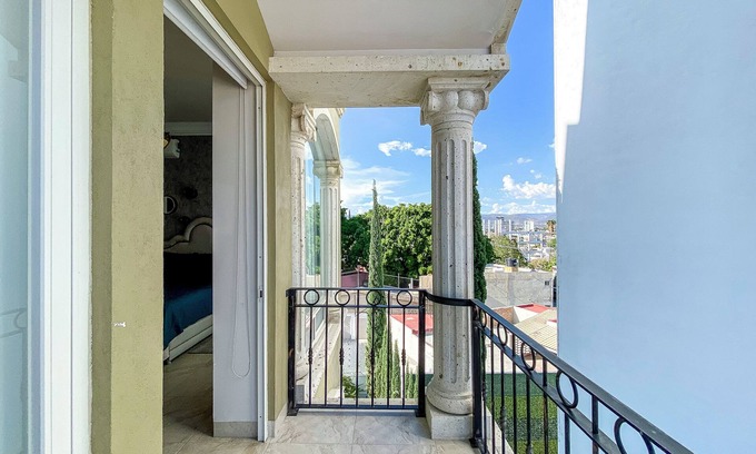 Leon Station Balnéaire | Luxury Apt with Balcony l León Gto