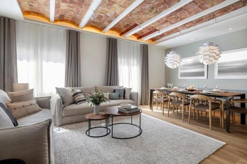 L'Antiga Esquerra de l'Eixample Appartement | Luxury Apt with King Beds & Central AC in Heart of BCN