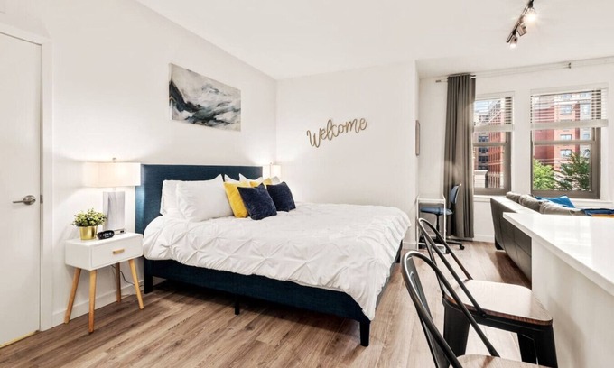New Brunswick Appartement | Luxury Apt with Pool and Free Parking