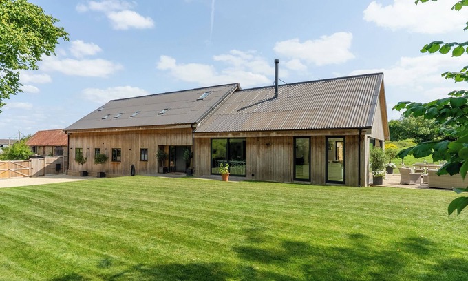 South Cadbury Maison | Luxury, architect designed 7 bedroom barn conversion in idyllic rural setting.