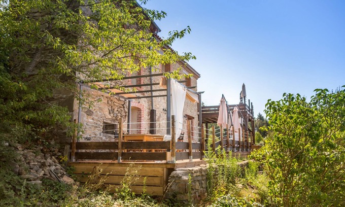 Saint-Prejet-Armandon Maison | Maison en pierre atypique de standing dans un hameau avec vue et cheminée