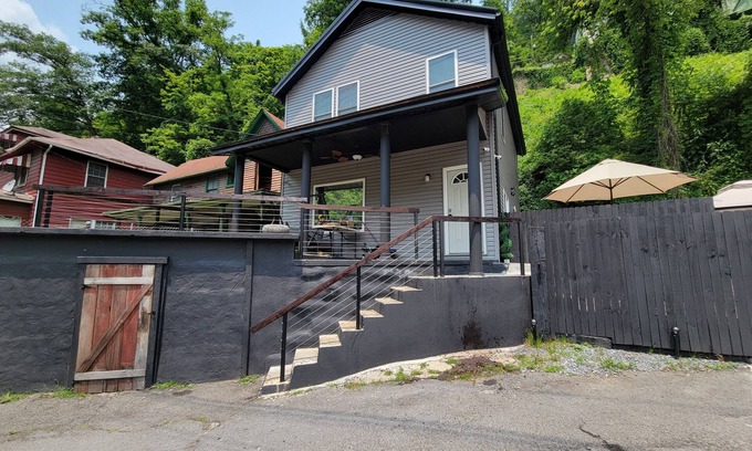 Welch Maison | Luxury ATV lodging with beautiful view, sleeps 11.