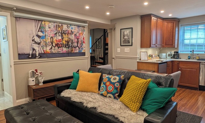 Tenleytown Appartement | Luxury AU Park Suite Private Entrance Easy Access to Metro, Dining, Museums