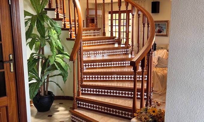 Calabardina Villa | Belle grande villa en bord de mer, piscine privée et jardin, 5 chambres à coucher. 9 personnes