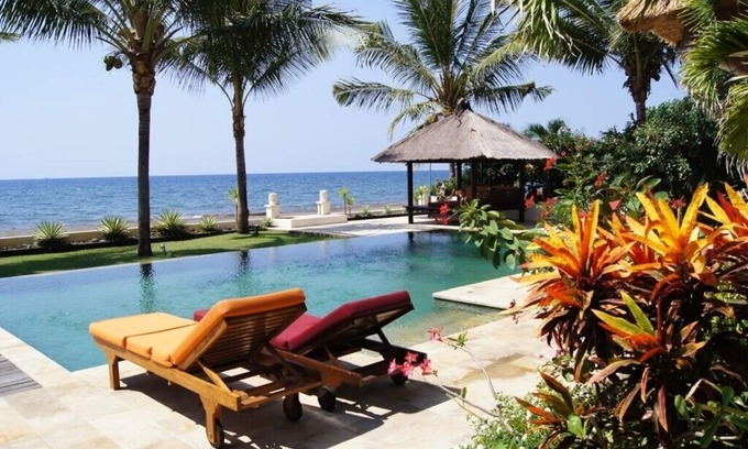 Dencarik Villa | Luxury Beach Front Villa avec piscine à débordement, le personnel et une vue imprenable!