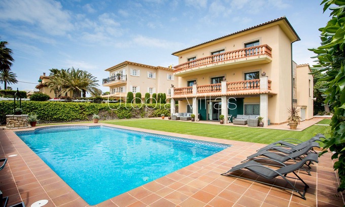 Passeig Maritim Villa | Majestueuse villa en bord de mer, piscine privée, jardins plats